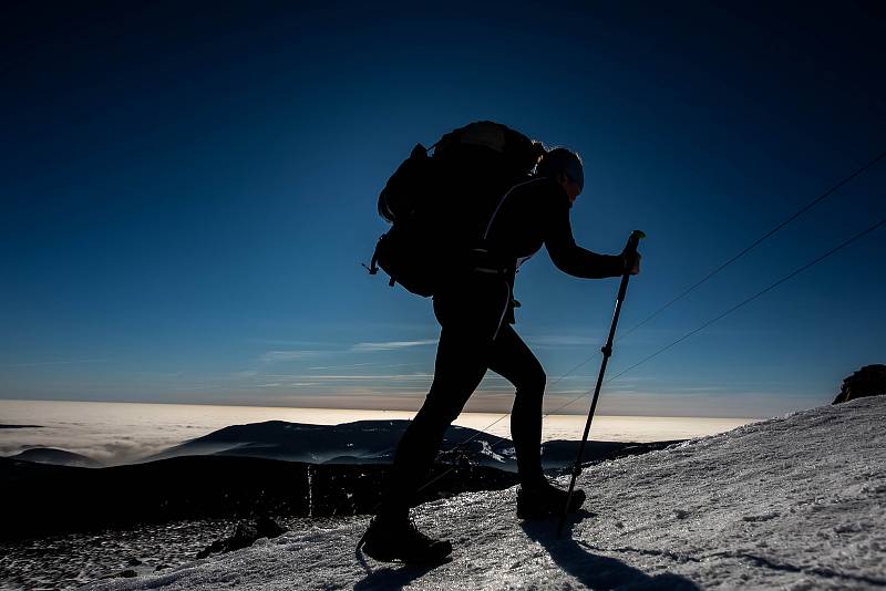 Horští nosiči při zimní verzi závodu Sněžka Sherpa Cup vynesli zásoby vod a kofol od lanovky z Pece na Sněžku na Českou Poštovnu.