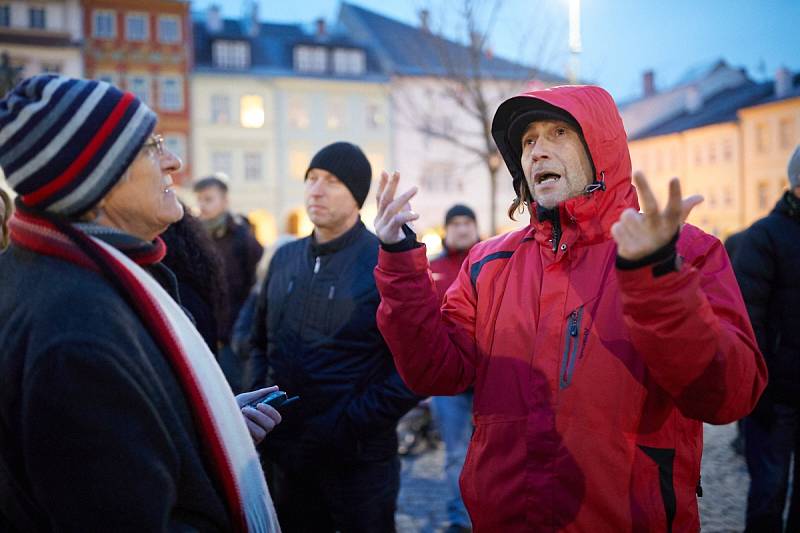 PROTEST PROTI ZDEŇKU ONDRÁČKOVI proběhl dnes (v pondělí) i v "jeho" Město Trutnov.