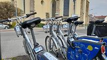 V pondělí 2. května instalovali pracovníci bikesharingové společnosti nextbike Czech Republic sdílená kola ve Dvoře Králové nad Labem.