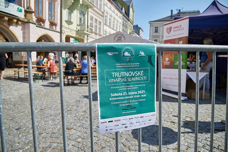 Trutnovské vinařské slavnosti 2021 na Krakonošově náměstí.