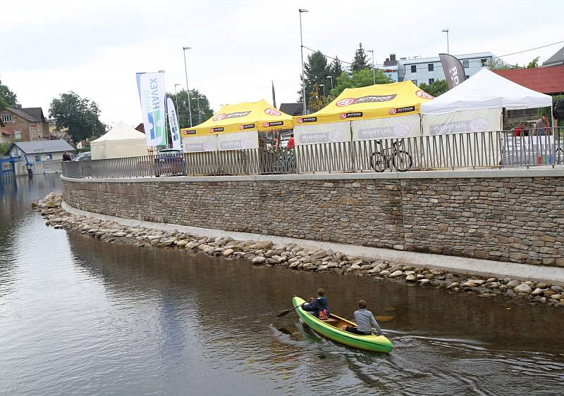 Slavnostní otevření. Starosta Vrchlabí Jan Sobotka, společně s místostarosty Alfredem Plašilem a Michalem Vávrou, oficiálně pokřtil Nábřeží Marie Kubátové.