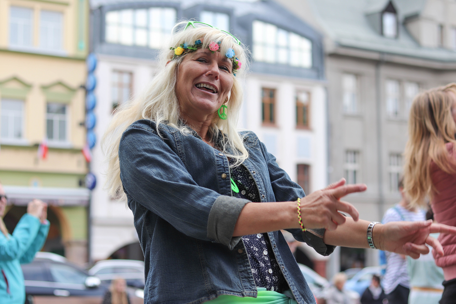 Hippies v ulicích Vrchlabí. Květinové děti si užily Majáles - Krkonošský  deník