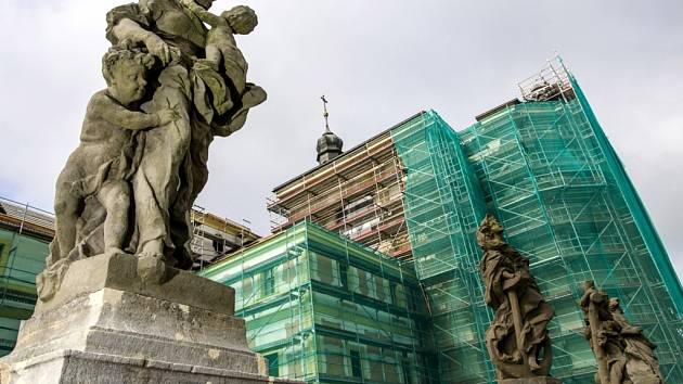 BAROKNÍ HOSPITAL KUKS a jeho areál stále prochází opravami. Proto je až do odvolání pro návštěvníky uzavřen. Rekonstrukce má skončit v listopadu.