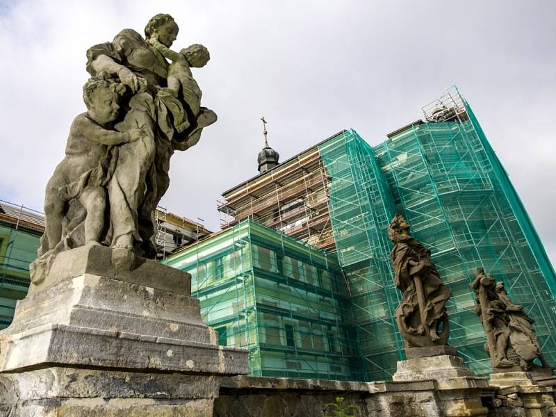 BAROKNÍ HOSPITAL KUKS a jeho areál stále prochází opravami. Proto je až do odvolání pro návštěvníky uzavřen. Rekonstrukce má skončit v listopadu.