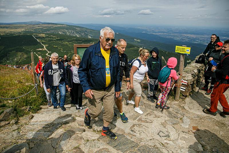 Krkonoše lákají turisty v létě i zimě. Na Sněžku si loni vyšlápl i bývalý prezident Václav Klaus.