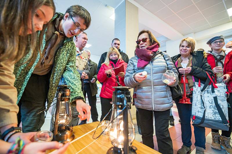 Skauti ze střediska Hraničář, kteří se už deset let zapojují do obří štafety, přivezli v sobotu do Trutnova betlémské světlo.