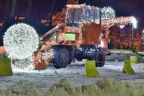 Vánoční výzdoba ve Vrchlabí. Služby města vyzdobily i stroj na odklízení sněhu, kterému se říká sněhožrout nebo Stalinovy ruce.