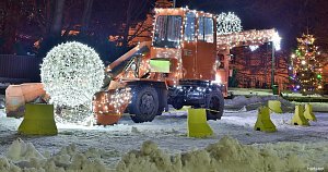 Vánoční výzdoba ve Vrchlabí. Služby města vyzdobily i stroj na odklízení sněhu, kterému se říká sněhožrout nebo Stalinovy ruce.