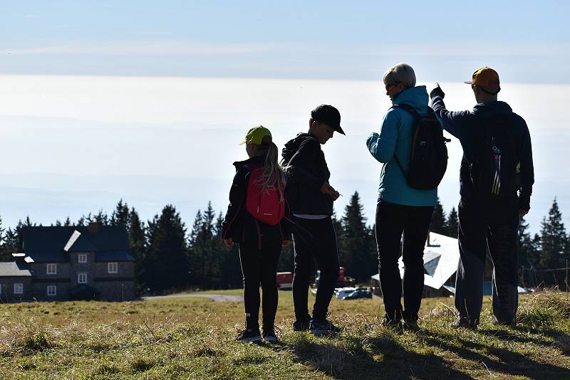 Turisté ve čtvrtek obsypali trasu mezi Černou horou a Pecí pod Sněžkou v Krkonoších.
