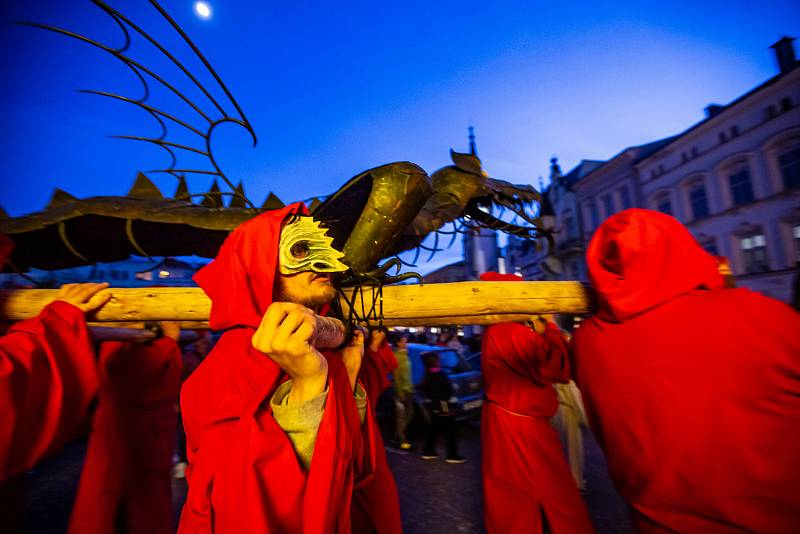 Trutnovský rituál byl dodržen. Po průvodu městem putoval šestimetrový kovový drak na věž Staré radnice.