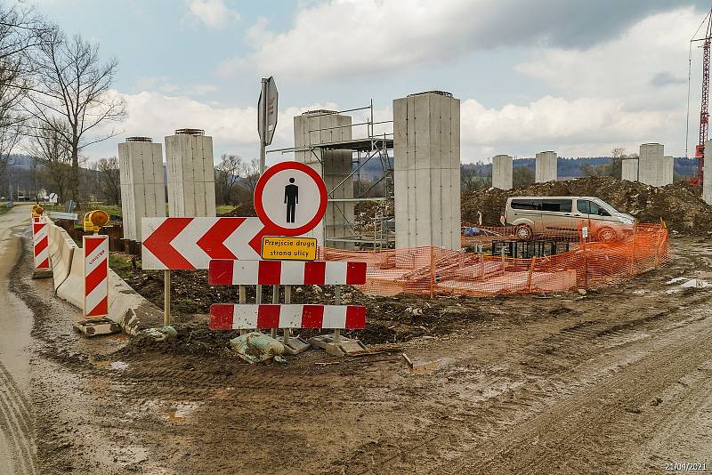 Výstavba úseku rychlostní silnice S3 v Polsku u města Kamienna Góra.