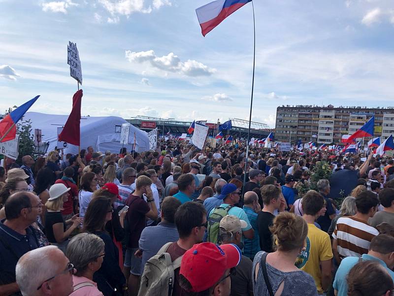 Z demonstrace na pražské Letné 2019.