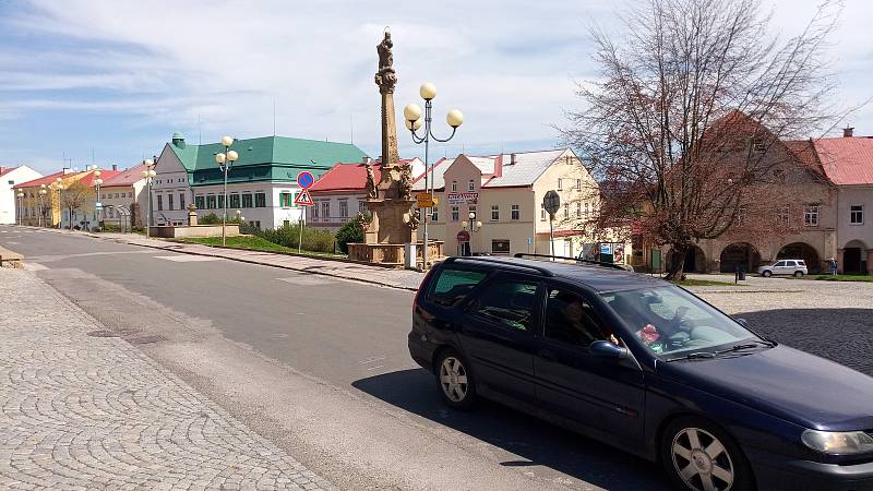 ZÁPLATY A DÍRY uprostřed třítisícového města. Silnice je sice v kategorii 2. třídy, ale je turisty hodně využívanou spojnicí mezi příhraničím a lyžařskými středisky.