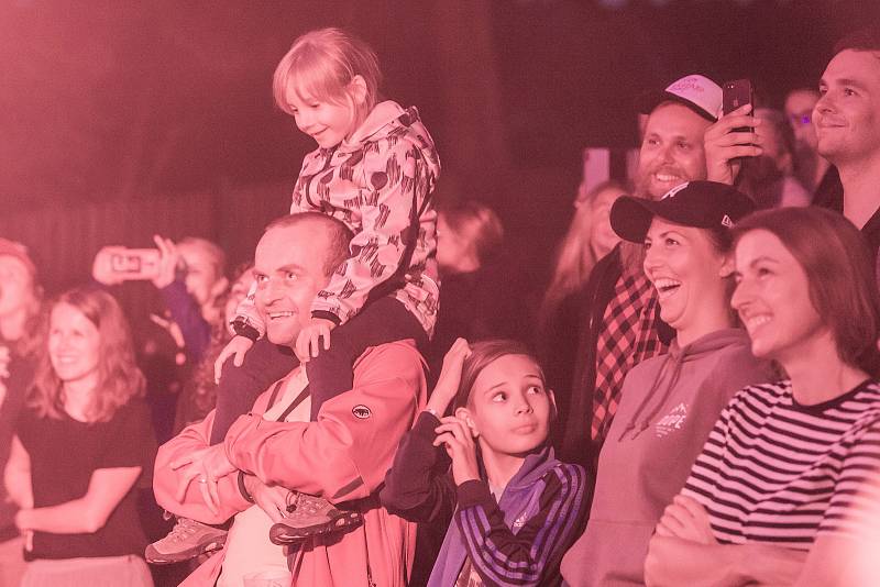 Kapela Tata Bojs koncertovala u Štěrbovy vily na Přehradě Les Království.