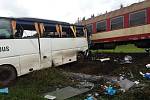 V pondělí dopoledne se srazily na železničním přejezdu v Kunčicích nad Labem vlak s autobusem.
