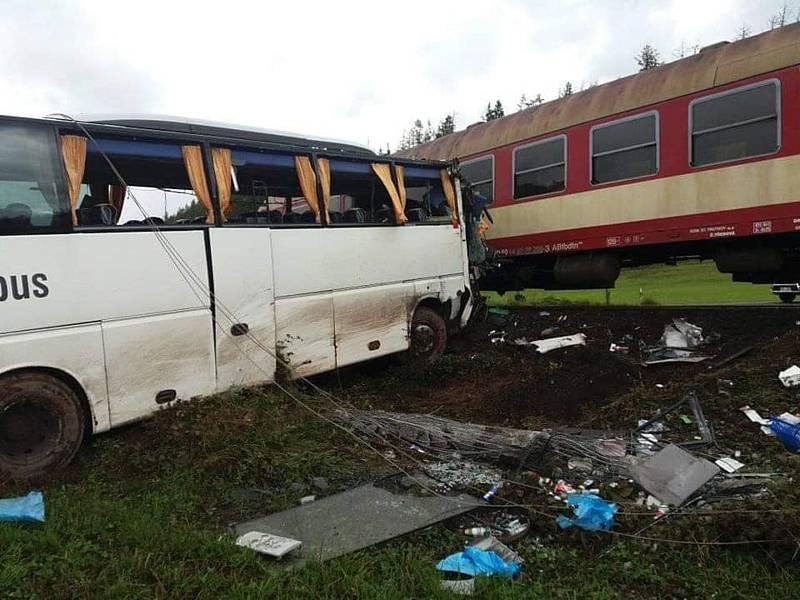 V pondělí dopoledne se srazily na železničním přejezdu v Kunčicích nad Labem vlak s autobusem.