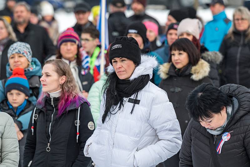 Demonstrace odpůrců protipandemických opatření v Trutnově na Krakonošově náměstí v neděli 23. ledna.