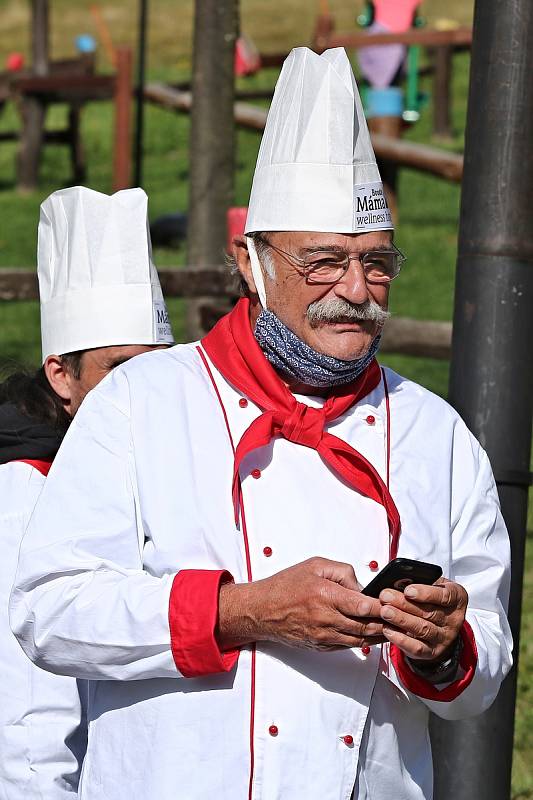 Gastronomická soutěž Krakonošův guláš byla letos jiná než v předchozích ročnících, vařilo se na různých místech Pece pod Sněžkou.