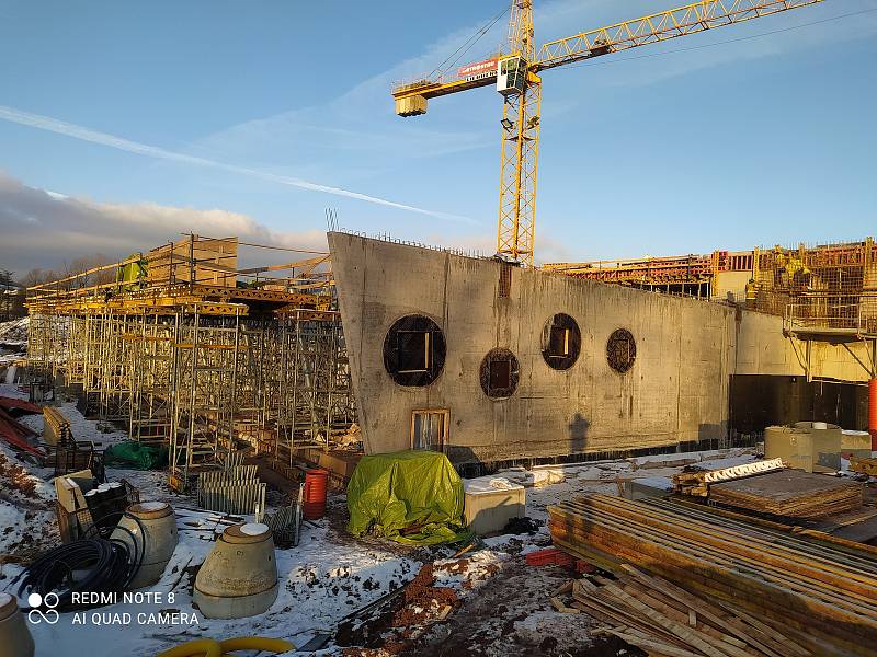 Ve Vrchlabí je i v zimě v plném proudu výstavba krytého bazénu. Na snímku je stav stavby v lednu 2022.