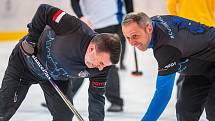 Na zimním stadionu v Trutnově se hrál v sobotu Krkonošský pohár v curlingu.