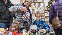 Zahájení adventu ve výrobním družstvu Vánoční ozdoby Dvůr Králové nad Labem.