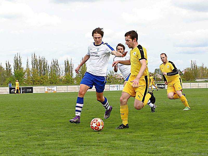 Hráči vrchlabské rezervy si ve 20. kole JAKO I. B třídy vyšlápli na favorita. Výhrou 2:0 sesadili  z druhého místa tabulky Novou Paku. O góly se postarali Vladimír Pokorný a Antonín Zajíc.