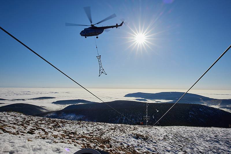 Vrtulník odstranil z lanovky na Sněžku jednu z podpěr ze vrcholové části. Další se rozebrala a zvýšila téměř o tři metry.