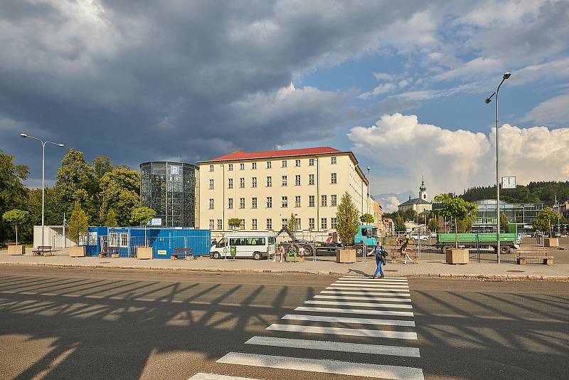 Kvůli rekonstrukci pěší zóny v Horské ulici v Trutnově je od pondělí až do května příštího roku uzavřené malé parkoviště vedle autobusového nádraží.