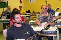 MUZIKANTI Z CELÉ REPUBLIKY, kteří mají rádi bluegrass a jemu podobné žánry, přijeli do Podkrkonoší na ojedinělou tvůrčí dílnu, aby se zdokonalili ve hře na banjo, kytaru, dobro, housle, mandolinu, kontrabas nebo foukací harmoniku.