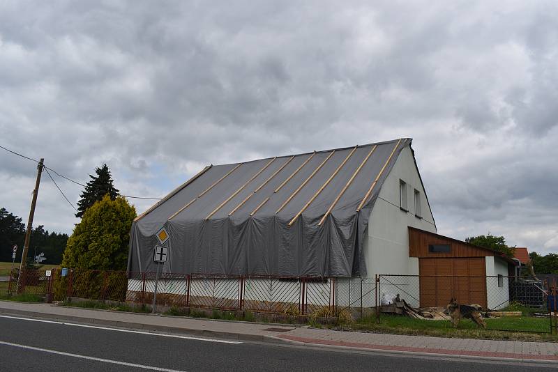 O skoro novou střechu nad hlavou přišel kvůli řádění větru starší muž z Třebihošti.