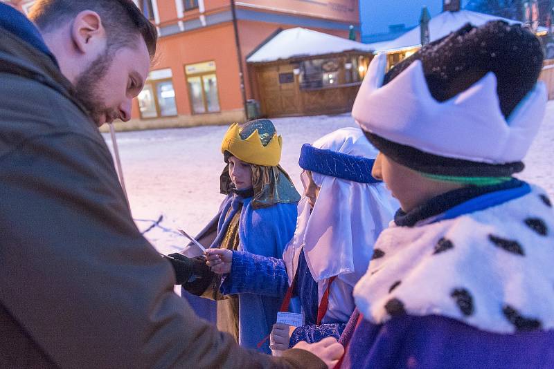 Z trutnovského kostela se vydali na sbírku tříkráloví koledníci.