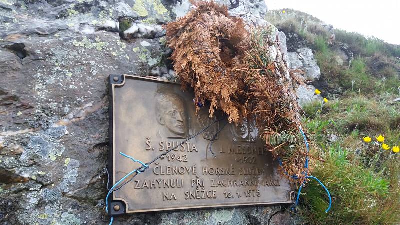 Na úbočí Sněžky mají horští záchranáři Štefan Spusta a Jan Messner křížek a pamětní desku. 