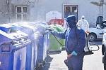 Pracovníci Technických služeb města Žacléř provádějí dezinfekci.