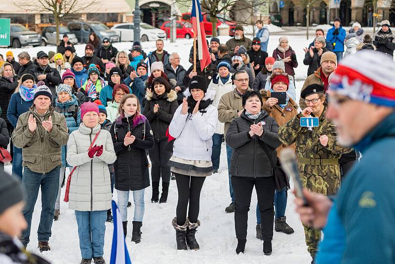 Demonstrace odpůrců protipandemických opatření v Trutnově na Krakonošově náměstí v neděli 23. ledna.