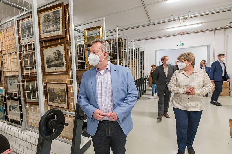 Ministr životního prostředí Richard Brabec ve středu otevřel ve Vrchlabí nový depozitář Krkonošského muzea Správy KRNAP.
