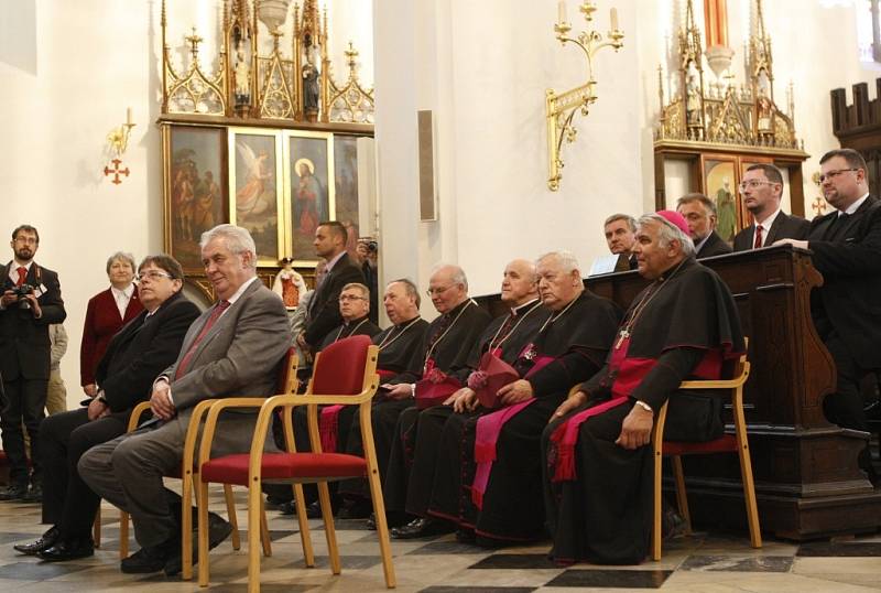 Prezident navštívil katedrálu svatého Ducha na Velkém náměstí, kde položil květiny k památníku arcibiskupa Karla Otčenáška a zapsal se do pamětní knihy. Doprovázel ho hradecký biskup Jan Vokál.