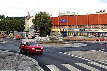 RIEGROVO NÁMĚSTÍ. Hlavní semilské náměstí prochází postupnou rekonstrukcí již desetiletí. Velkou změnu zaznamenalo v roce 2007 přeměnou nevyhovující křižovatky na kruhový objezd. 