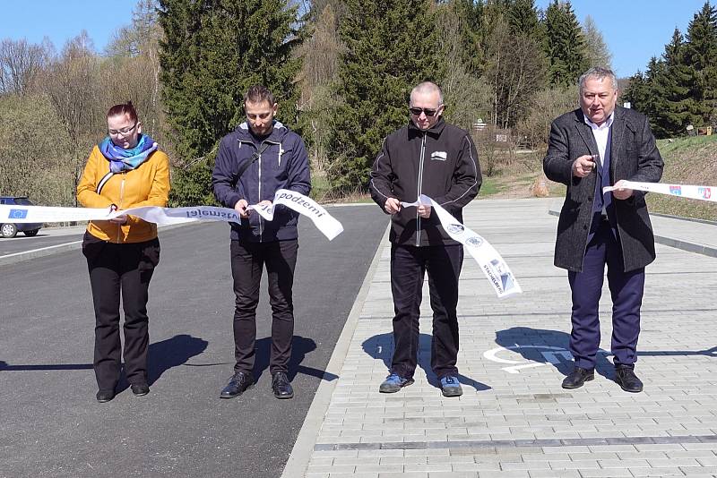 Ze slavnostního otevření nového parkoviště na Babí u trutnovské pevnosti Stachelberg.