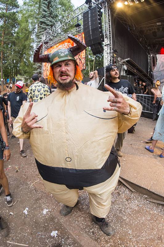 Festival nejtvrdší hudby Obscene Extreme vyvrcholil v Trutnově v areálu letního kina na Bojišti. Byl to 21. ročník.