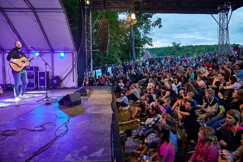 Koncert písničkáře Pokáče zahájil Kulturní léto na Štěrbově vile na Přehradě Les Království.