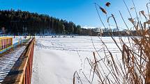 Lidé v Trutnově vyrazili bruslit na zamrzlý rybník Dolce.