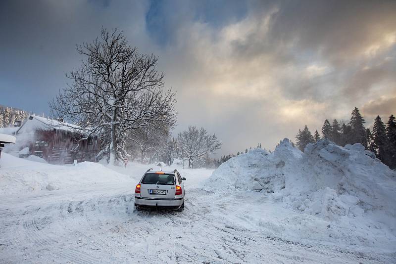 Vítr a těžký sníh koplikuje dopravu a život na horách. Popadané stromy uzavřely v pondělí cestu mezi Hoffmanovými boudami a Černým Dolem v Krkonoších