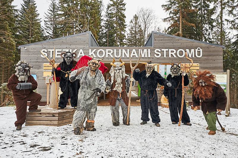 Horda strašidelných čertů obsadila Stezku korunami stromů Krkonoše v Janských Lázních.