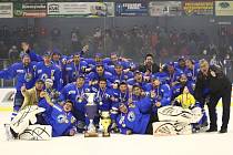Nádherná finálové série krajské hokejové ligy v neděli skončila. Vrchlabští hráči potřetí porazili Trutnov a poté mohli propuknout velké oslavy.