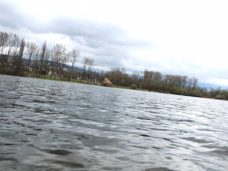 Vyčištěný rybník ve vrchlabských Vejsplaších má nová mola i rybářský domek.