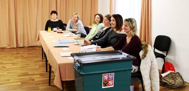 V Horní Kalné na Trutnovsku má volební komise kompletně dámské složení.