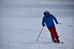 Lidé vyrazili na lyže v pátek 15. dubna 2022 na sjezdovku Javor v Peci pod Sněžkou.