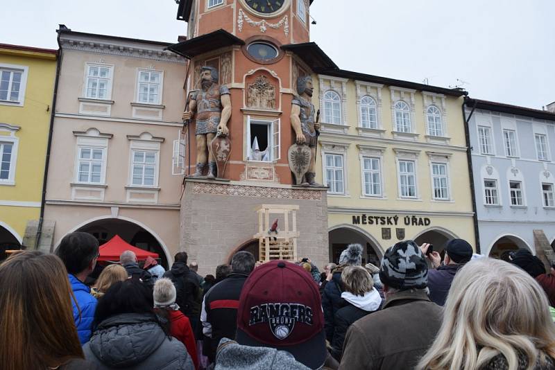 Přehlídkou zajímavých a neobvyklých masek byl masopust v Hostinném. 