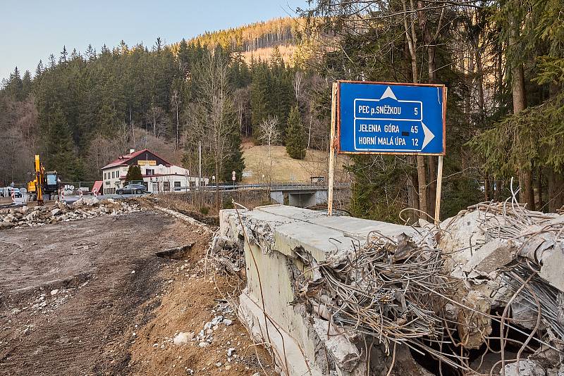 Královéhradecký kraj bourá tři mosty v Temném Dole ve východních Krkonoších na silnici mezi Horním Maršovem a Pecí pod Sněžkou, postaví místo nich nové.