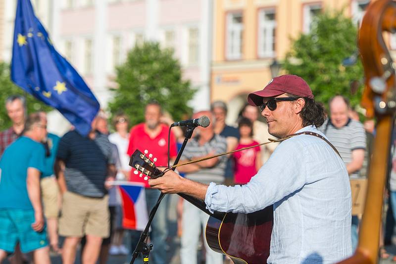 Demonstrace proti Andreji Babišovi 11. června 2019 v Trutnově.